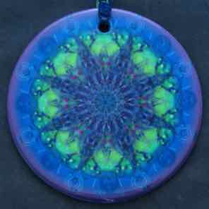 ROUND CERAMIC
ORNAMENT
GREEN BLUE 3